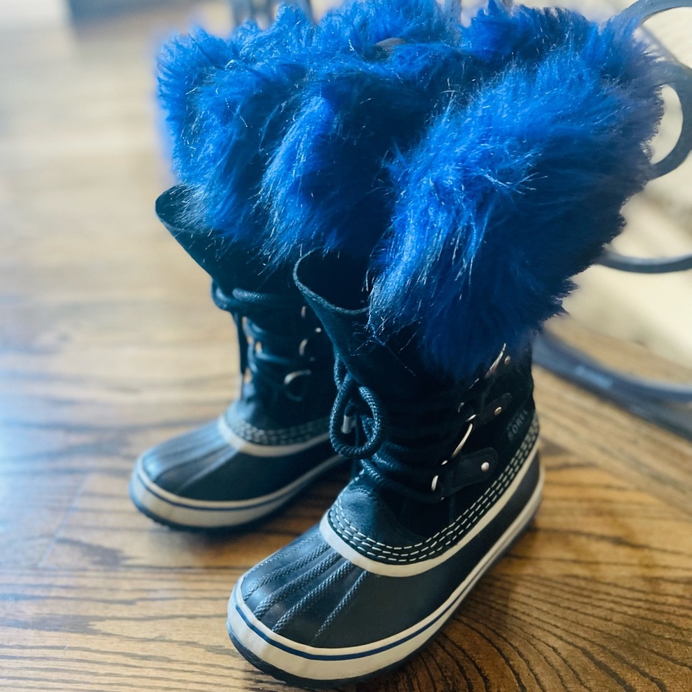Sorel snow boots with blue fur trim insert included